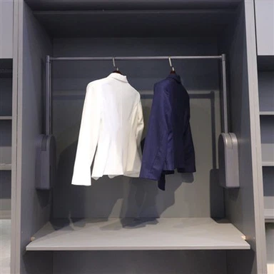 शयनकक्ष में कपड़े की छड़ें उठाने की व्यवस्था